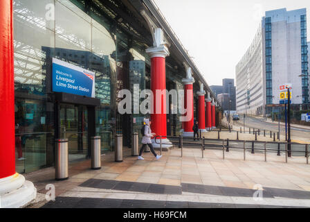 L'esterno e lato ingresso alla stazione ferroviaria di Lime Street, Liverpool, Merseyside England Foto Stock