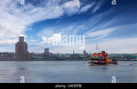 Sir Peter del design dell'Tutti Razzle Dazzle' sul Mersey traghetto "nowdrop' attraversando il fiume, Liverpool, Merseyside England Foto Stock