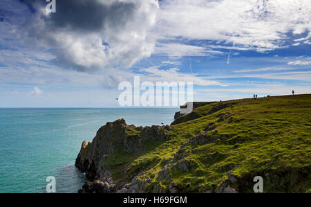 Stagliano walkers sul Stackpole Capo Il Pembrokeshire sentiero costiero, indicato un sentiero nazionale in Pembrokeshire, Wales, Regno Unito. Foto Stock