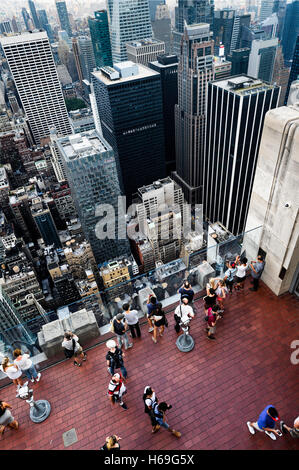 NEW YORK CITY - Luglio 11: Skyline e Times Square, in primo piano con persone turistico su un tetto, è un simbolo della città di New York STATI UNITI D'AMERICA Foto Stock
