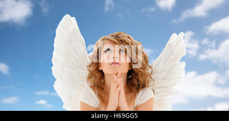 Pregando teenage Angel girl o giovane donna Foto Stock