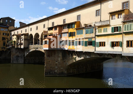 Il celebre Ponte Vecchio Ponte sul fiume Arno a Firenze Toscana Italia Foto Stock