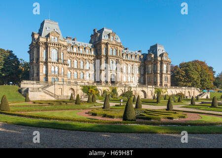 L'aspetto anteriore della Bowes Museum e il giardino formale Barnard Castle Co Durham Regno Unito Inghilterra in autunno Foto Stock