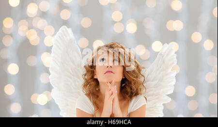 Pregando teenage Angel girl o giovane donna Foto Stock