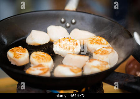 Close up di capesante frittura in ghisa pan Foto Stock