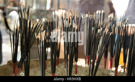 Bruciare incenso nero joss stick fumo leggero Foto Stock