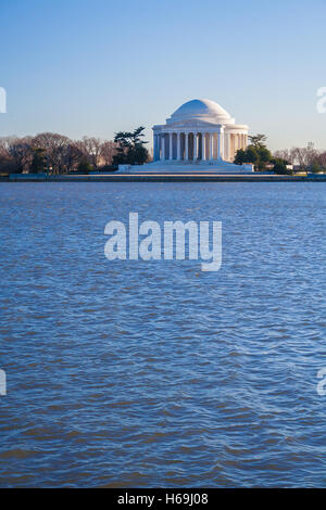 Il Thomas Jefferson Memorial (costruito 1939-1943) sul bacino di marea del canale del fiume Potomac, Washington DC, Stati Uniti d'America Foto Stock