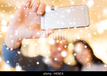 Chiusura del giovane prendendo selfie dello smartphone Foto Stock