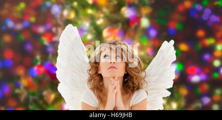 Pregando teenage Angel girl o giovane donna Foto Stock