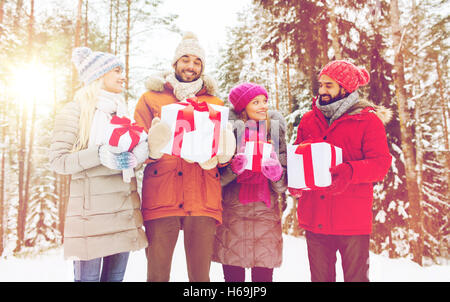 Happy amici e regali di natale nella foresta di inverno Foto Stock