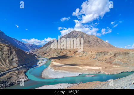 La confluenza di Zanskar e fiume Indo in Ladakh, India Foto Stock