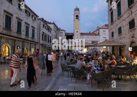Stradun, la strada principale, mormora con attività all'interno della Città Vecchia di Dubrovnik. Il sito Patrimonio Mondiale dell'Unesco della città vecchia di Du Foto Stock