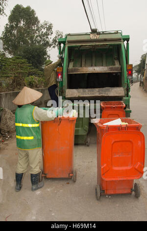 ASIA Vietnam Hanoi (Hanoi) Provincia, Hanoi, Gia Lam District, Bat Trang villaggio di ceramica, la raccolta dei rifiuti Foto Stock