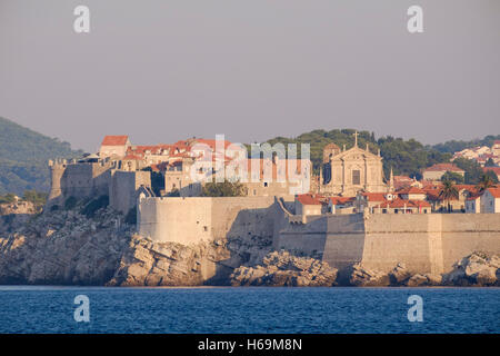 Dubrovnik, situato lungo la costa dalmata in Croazia, è conosciuta come la Perla dell' Adriatico e il suo centro storico è un'UNESCO Wo Foto Stock