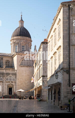 Dubrovnik, situato lungo la costa dalmata in Croazia, è conosciuta come la Perla dell' Adriatico e il suo centro storico è un'UNESCO Wo Foto Stock