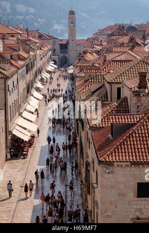 Stradun, la strada principale, mormora con attività all'interno della Città Vecchia di Dubrovnik. Il sito Patrimonio Mondiale dell'Unesco della città vecchia di Du Foto Stock