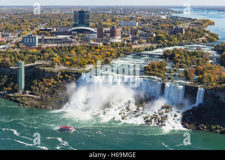Una veduta aerea della American Falls e Niagara Falls, New York durante l'autunno. Foto Stock
