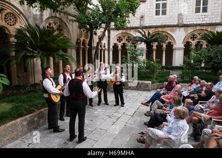 Il croato "klapa" cantanti da Konavle chiamato Klapa Ostro a prestazioni private all'interno del Monastero Domenicano nella Città Vecchia di Dubrovnik, Croazia. Foto Stock