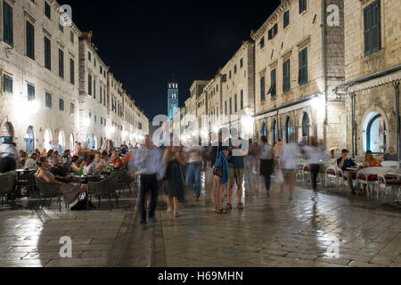 Stradun, la strada principale, mormora con attività all'interno della Città Vecchia di Dubrovnik. Il sito Patrimonio Mondiale dell'Unesco della città vecchia di Du Foto Stock