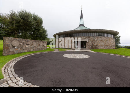 Al di fuori di Burt chiesa da parte di architetti Frank Corr Liam McCormick. Contea di Donegal, Irlanda Foto Stock
