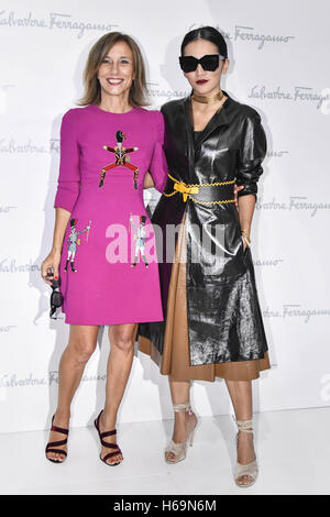 Silvia Grilli e Tina Leung frequentando il Salvatore Ferragamo mostra durante la settimana della moda di Milano, Italia. Dotato di: Silvia Grilli, Tina Leung Dove: Milano, Lombardia, Italia Quando: 25 set 2016 Credit: IPA/WENN.com * * disponibile solo per la pubblicazione Foto Stock