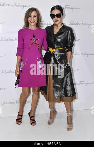 Silvia Grilli e Tina Leung frequentando il Salvatore Ferragamo mostra durante la settimana della moda di Milano, Italia. Dotato di: Silvia Grilli, Tina Leung Dove: Milano, Lombardia, Italia Quando: 25 set 2016 Credit: IPA/WENN.com * * disponibile solo per la pubblicazione Foto Stock