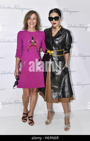 Silvia Grilli e Tina Leung frequentando il Salvatore Ferragamo mostra durante la settimana della moda di Milano, Italia. Dotato di: Silvia Grilli, Tina Leung Dove: Milano, Lombardia, Italia Quando: 25 set 2016 Credit: IPA/WENN.com * * disponibile solo per la pubblicazione Foto Stock