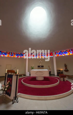 Burt altare della chiesa da parte di architetti Frank Corr Liam McCormick. Contea di Donegal, Irlanda Foto Stock
