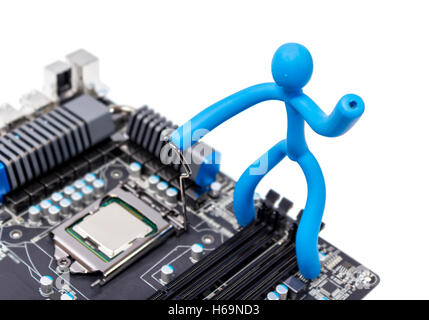 Installazione del moderno processore nel socket della CPU sulla scheda madre Foto Stock
