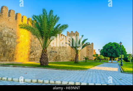 Le mura medievali di Sousse Medina ancora più belli, a causa del giardino verde che li circonda, Tunisia. Foto Stock