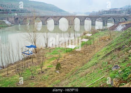 Il ponte Dicle è il celebre storico ponte sul fiume Tigri, Diyarbakir, Turchia. Foto Stock