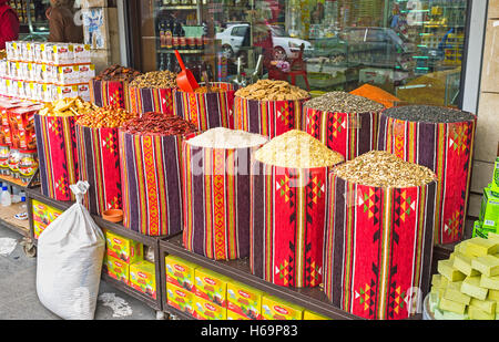 I sacchetti colorati con spezie e verdure essiccate al mercato delle spezie su Gazi street Foto Stock