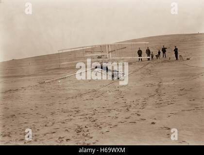 1903 macchina sulla pista di lancio a Big Kill Devil Hill, prima del 14 dicembre prova. Quattro uomini dal Kill Devil Hills stazione salvavita ha contribuito a spostare dal capannone alla collina, accompagnato da due piccoli ragazzi e un cane. Foto Stock