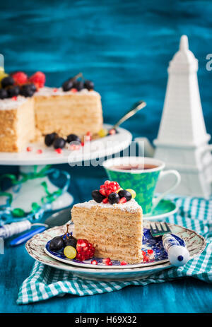 Delizioso miele artigianale torta decorata con frutta fresca e bacche Foto Stock