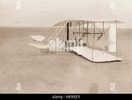 Wilbur in posizione prona in macchina danneggiata sul terreno dopo tentativi di prova di Dicembre 14, 1903; Kitty Hawk, North Carolina. Foto Stock