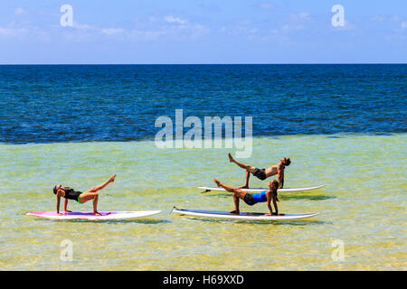 Lo Yoga su uno stand up paddle board, ha insegnato a Bahia Honda State Park lungo la Florida Keys da serenità Eco terapia. Foto Stock