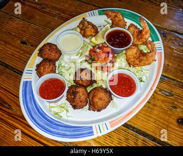 Famoso conch frittelle impanato e fritto di gamberi a Hogfish Bar & Grill sul magazzino isola in Florida Keys. Foto Stock