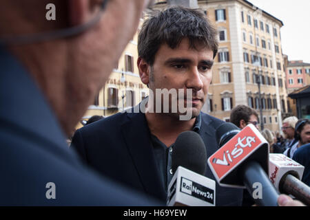 Roma, Italia. 25 ott 2016. Alessandro Di Battista intervistato dalla stampa durante la manifestazione del 5 Stelle di movimento (m5s) a sostegno del progetto di legge di dimezzare gli stipendi dei parlamentari. © Andrea Ronchini/Pacific Press/Alamy Live News Foto Stock