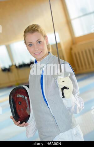 Ragazza facendo scherma Foto Stock