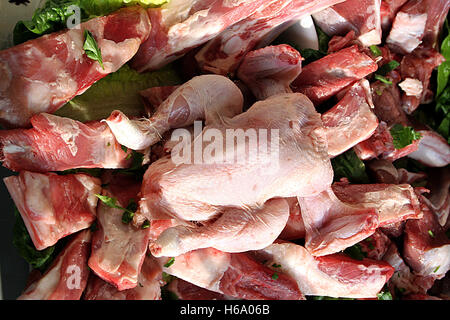 Tutta la carne di pollo e costolette di agnello Foto Stock