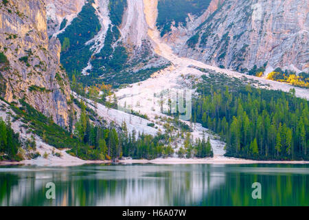 Lago di Braies ( Lago di Braies ) nelle Dolomiti, Sudtirol, Italia Foto Stock