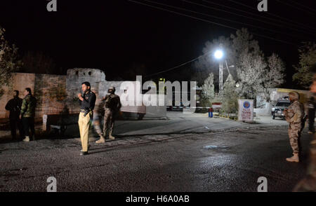 Quetta, Pakistan. 25 ott 2016. Di sicurezza pakistane funzionari guardia circa la polizia training center dopo l attacco di banditi. Almeno 70 persone di polizia sono stati uccisi e 165 persone di polizia sono stati feriti quando uomini armati hanno attaccato una polizia del centro di formazione. Almeno cinque terroristi hanno attaccato la sistemazione della polizia training college a Quetta city dopo che hanno infiltrato il complesso in cui più di 250 cadetti soggiorno, secondo una dichiarazione da parte della polizia. Credito: Rana Sajid Hussain/Pacific Press/Alamy Live News Foto Stock