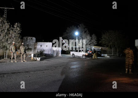 Quetta, Pakistan. 25 ott 2016. Di sicurezza pakistane funzionari guardia circa la polizia training center dopo l attacco di banditi. Almeno 70 persone di polizia sono stati uccisi e 165 persone di polizia sono stati feriti quando uomini armati hanno attaccato una polizia del centro di formazione. Almeno cinque terroristi hanno attaccato la sistemazione della polizia training college a Quetta city dopo che hanno infiltrato il complesso in cui più di 250 cadetti soggiorno, secondo una dichiarazione da parte della polizia. Credito: Rana Sajid Hussain/Pacific Press/Alamy Live News Foto Stock