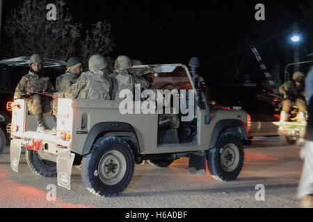 Quetta, Pakistan. 25 ott 2016. Di sicurezza pakistane funzionari guardia circa la polizia training center dopo l attacco di banditi. Almeno 70 persone di polizia sono stati uccisi e 165 persone di polizia sono stati feriti quando uomini armati hanno attaccato una polizia del centro di formazione. Almeno cinque terroristi hanno attaccato la sistemazione della polizia training college a Quetta city dopo che hanno infiltrato il complesso in cui più di 250 cadetti soggiorno, secondo una dichiarazione da parte della polizia. Credito: Rana Sajid Hussain/Pacific Press/Alamy Live News Foto Stock