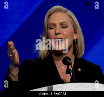 Il senatore Kirsten Gillibrand (D-New York) risolve la Convenzione Nazionale Democratica in Wells Fargo Arena di Philadelphia, Pennsylvania. Foto Stock