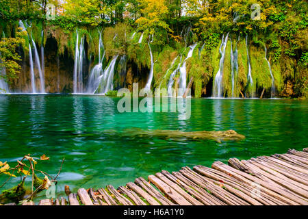Passeggiata nel Parco Nazionale di Plitvice in Croazia Foto Stock