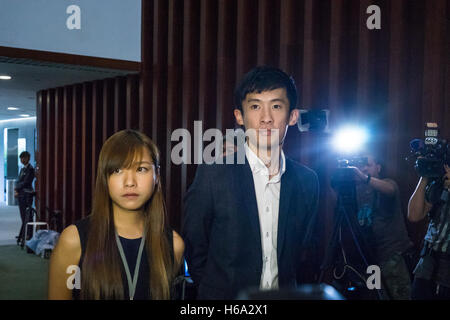 Hong Kong, Hong Kong. 26 ott 2016. Conferenza dei legislatori Leung Chung-appendere e Yau Wai-ching che sono stati condotti con successo in seno al consiglio legislativo Camera da un gruppo di democratici, ripetutamente chiesto al Presidente di lasciare. Ma la riunione si è svolta per meno di mezz'ora e il presidente, interrotta. © Yeung Kwan/Pacific Press/Alamy Live News Foto Stock