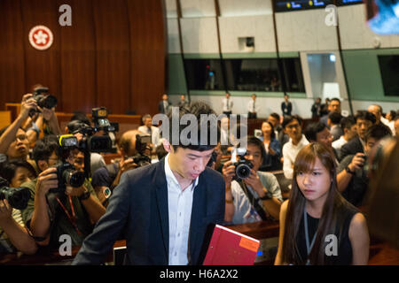 Hong Kong, Hong Kong. 26 ott 2016. Conferenza dei legislatori Leung Chung-appendere e Yau Wai-ching che sono stati condotti con successo in seno al consiglio legislativo Camera da un gruppo di democratici, ripetutamente chiesto al Presidente di lasciare. Ma la riunione si è svolta per meno di mezz'ora e il presidente, interrotta. © Yeung Kwan/Pacific Press/Alamy Live News Foto Stock