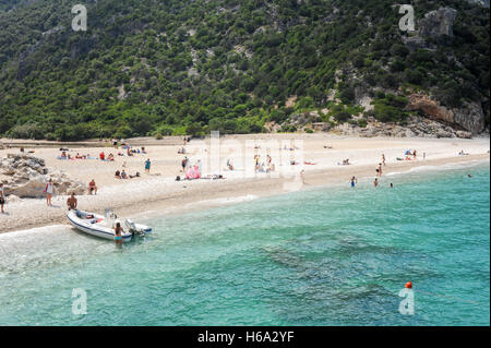 Cala Sisine, Italia - 28 Giugno 2013: persone nuotare e prendere il sole a Cala Sisine beach in Sardegna, Italia Foto Stock