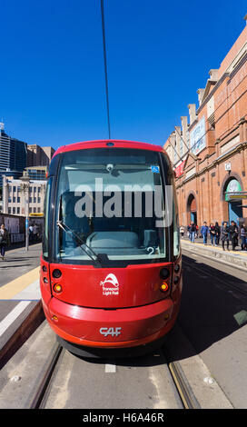 A Sydney Light Rail treno al di fuori Paddy's Markets a Sydney Foto Stock